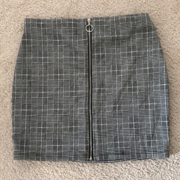 Black and white skirt - Picture 1 of 1